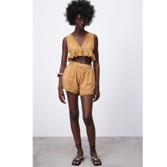 CO-ORD SET: RUFFLED COMFORT TOP + SHORTS